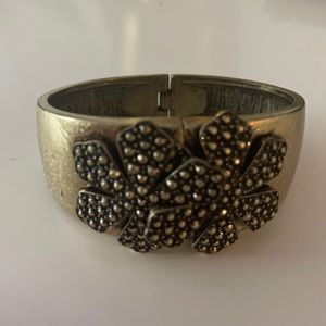 Jessica Simpson large double flower cuff bracelet gold tone with rhinestones